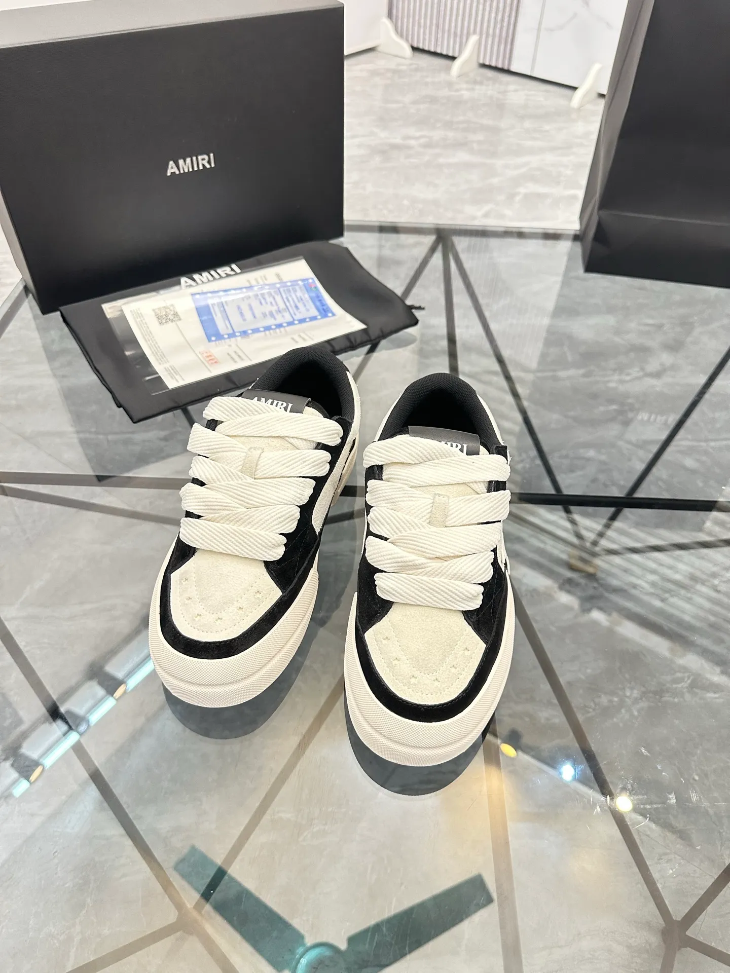 Men's shoes: 💰P600¥ Top quality in Guangzhou Product trademark: AMIRI* "Amir*" low-top casual shoes Regular size: 39-44 (can be customized to 45) Product material: Upper imported first-layer cowhide spliced ​​nubuck leather, breathable lining, original outsole. Number: 525